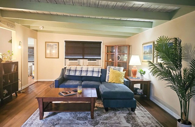 Spacious 1BR Near Beaches & Downtown Sarasota