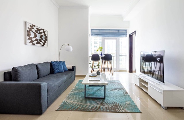 Spacious 1BR w/ Lake Views in JLT!
