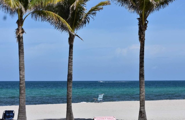Spacious 1BR with Canal Pool, Gym & Beach Service in Prime Location