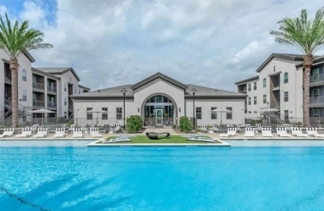 Spacious 2 BD2 Bath with Pool & Gym