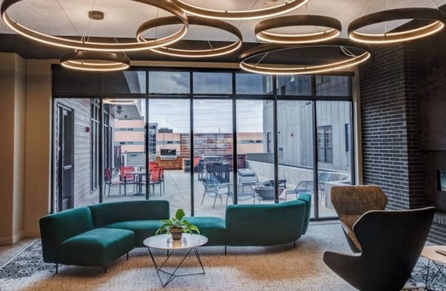 Spacious 2 Bed 2 Bath Apt in Luxury Bldg Downtown