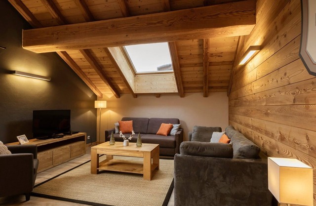 Spacious 2-Bedroom Apartment for 6, Ski-in/Ski-out, Pet-Friendly, West Facing in Valloire