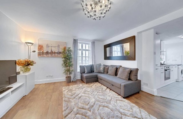 Spacious 2 Bedroom Apartment Near London Excel & Canary Wharf with Free Parking