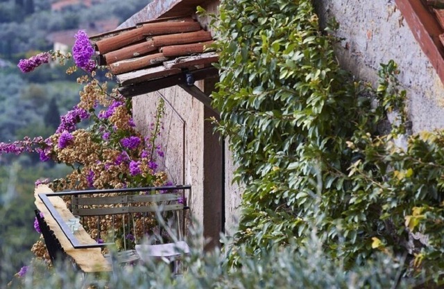 Spacious 2-bedroom apt. with valley view in medieval hamlet