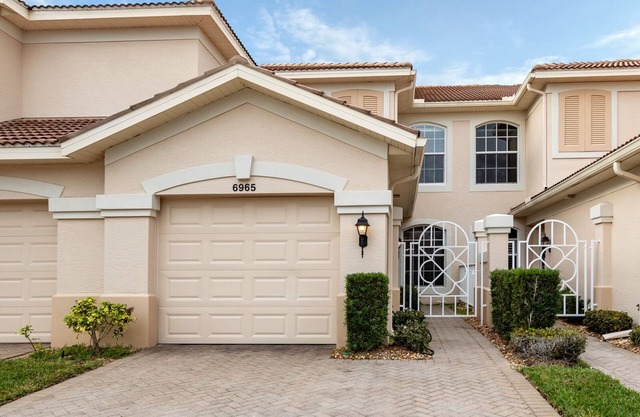 Spacious 2 bedroom+ den condo in Arielle on Palmer Ranch condominiums for rent