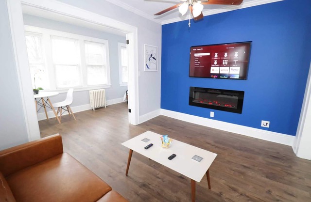 Spacious 2 Bedroom Modern Home With Separate Office. Close to NYC.