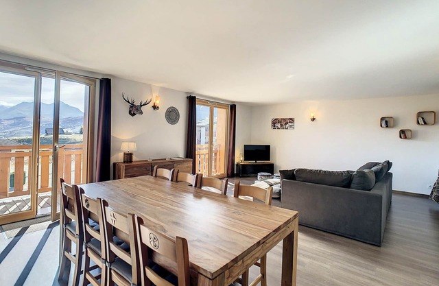 Spacious 2-BR Apt, Balcony, Near Ski Lift, Shops, Pool Access