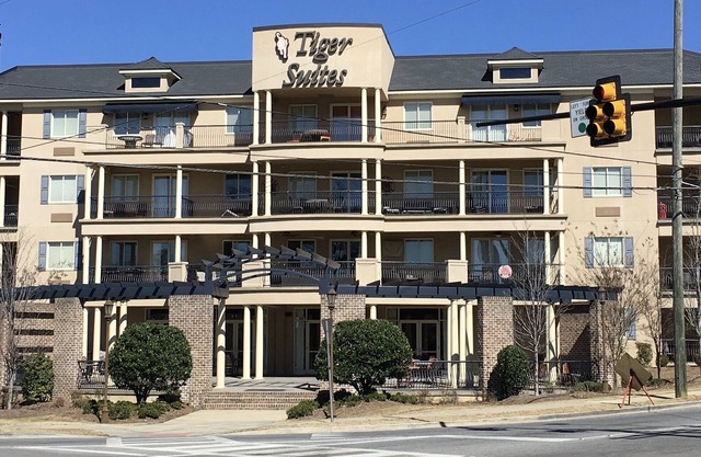 Spacious 2 BR Condo a Few Blocks From the Stadium - Book now for Camp War Eagle!