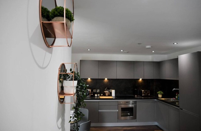 Spacious 2 Bedroom Apt With Balcony