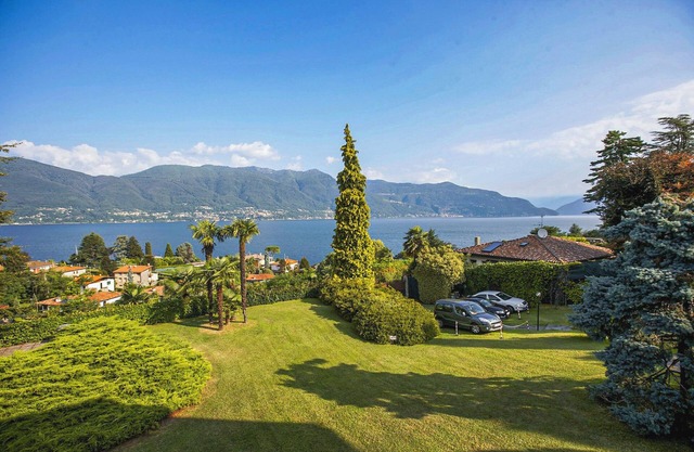 Spacious 2-room apartment with about 1. 300 m² large well-kept garden plot