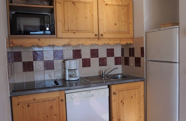 Spacious 2-Room Cabin, Balcony, Free WiFi, Close to Slopes and Shops, Sleeps 6