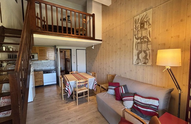 Spacious 2-room apartment with mezzanine 100 m from slopes