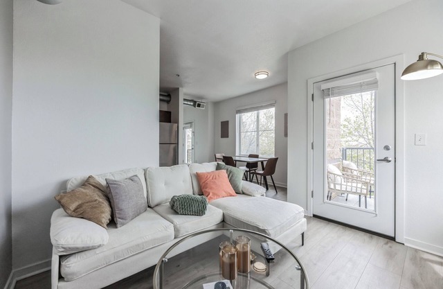 Spacious 2 Story Apt, Gym, Garage, King Bed 208