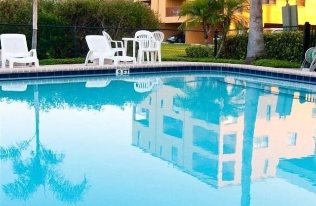 Spacious 2 story condo, clean decor 3BR, 2.5 BA. 2 Floors, Pool Waterfront