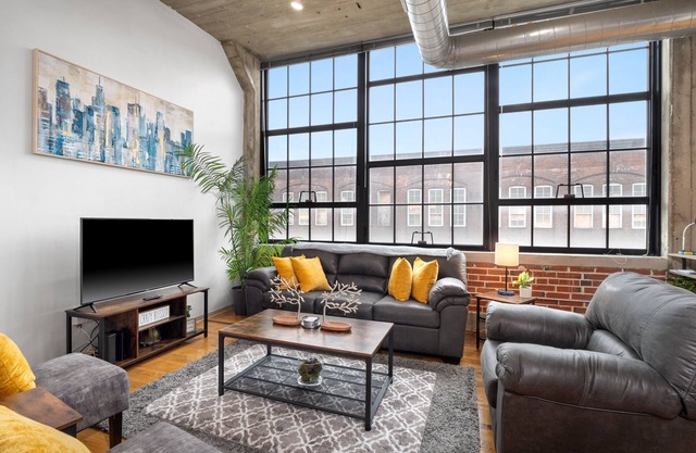 Spacious 2Bd/2ba LOFT Downtown Free Gated Parking.