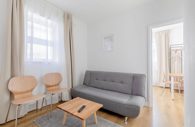 Spacious 2BD Flat, Short Walk from ExCel London