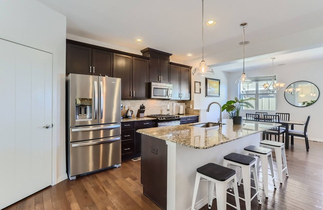 Spacious 2BDR Modern Townhome in Louisville