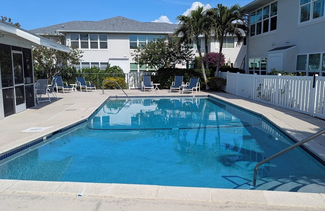 Spacious 2BR, 2BA condo in beautiful Park Shore in Naples. West of US41.