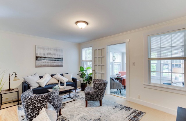 Spacious 2BR 2Level Apt - Walkable to metro!