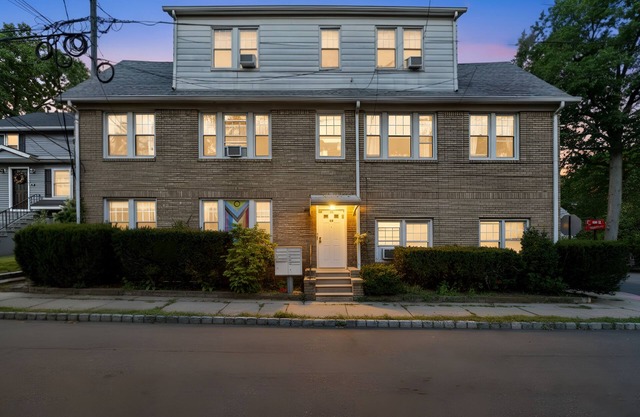 Spacious 2BR Condo Near NYC & Newark