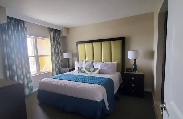 Spacious 2BR Condo, Sleeps 8 – Minutes from Disney in Charming Kissimmee!