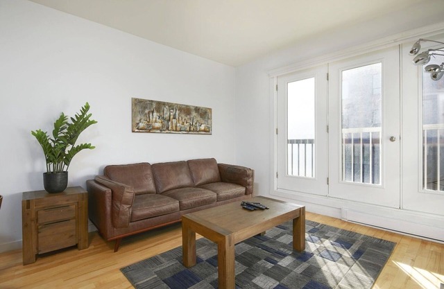 Spacious 2BR Downtown Montreal | King + Queen Beds | High End Appliances