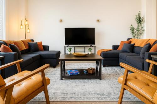 Spacious 2BR Loft - near CSU, Playhouse, Progressive field, R&R Hall of Fame - Gym & Sauna