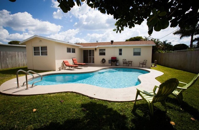 Spacious 3/2 Private Home w/Heated Pool located 1 block from Dreher Park