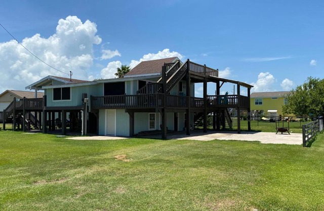 Spacious 3 Bdr House w/ RV Hookup, Beach Access RD