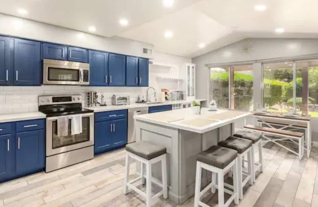 Spacious 3 Bed/3 Bath 2500sqft | Newly Remodeled