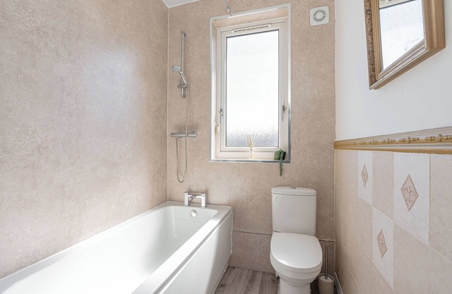 Spacious 3 bed flat near Edinburgh with free parking!