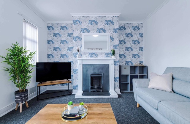 Spacious 3 Bed House, Close to Crewe Station