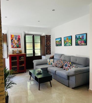Spacious 3-bedroom family apartment in the historic center, Albaicín