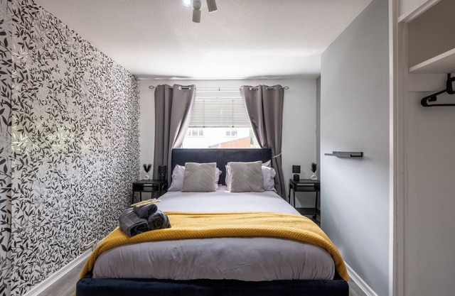 Spacious 3-bedroom home in central Belfast—walk to Cathedral Quarter, shops, restaurants & Titanic Belfast. Sleeps 6, perfect for families, work trips or short stays. Fast WiFi, full kitchen & cozy living room.