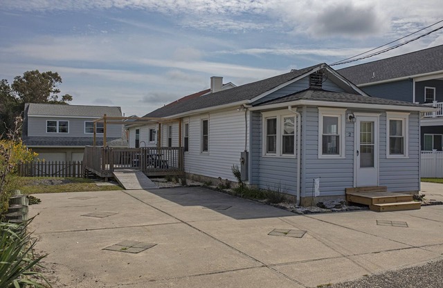 Spacious 3 bedroom home just steps from the bay beach and best sunsets!
