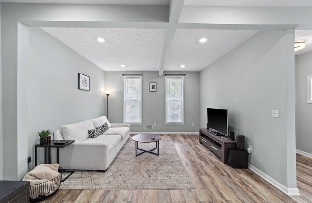 Spacious 3 Bedroom Near Downtown