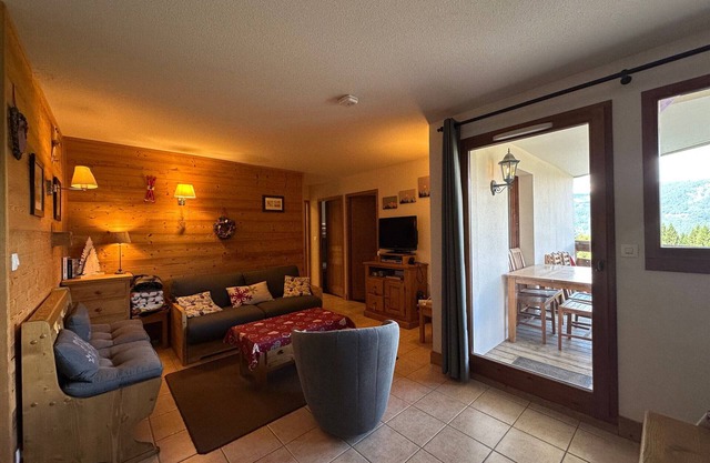 Spacious 3-bedroom Ski-in/Ski-out Apartment with WIFI