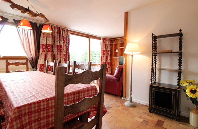 Spacious 3-room, sleeps 6, center village, near slopes