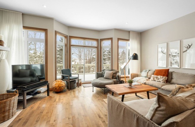 Spacious 3-Story Golfside Townhouse with Pool Access – Aiglon 1614