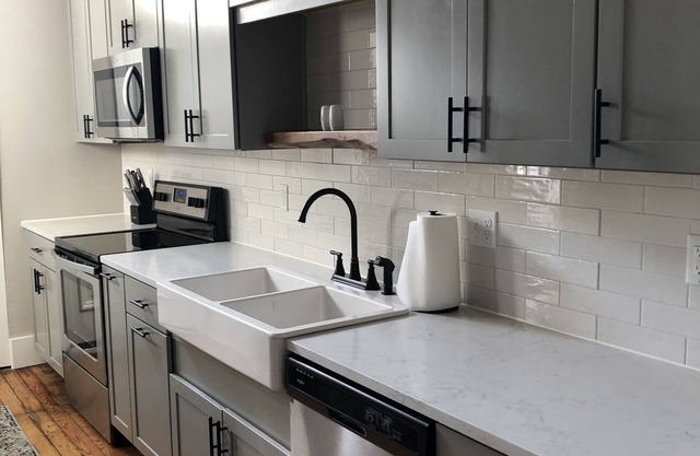 Spacious 3BD Loft in Heart of Downtown Lawrence. Licensed STR with parking.