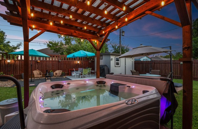 Spacious 3bdrm w/hot tub 20 mins from DT Austin