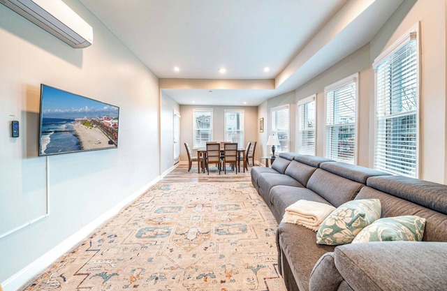 Spacious 3BR/2BA Condo - 5 Min Walk to Beach/Boardwalk. 2 Min to Shops Downtown