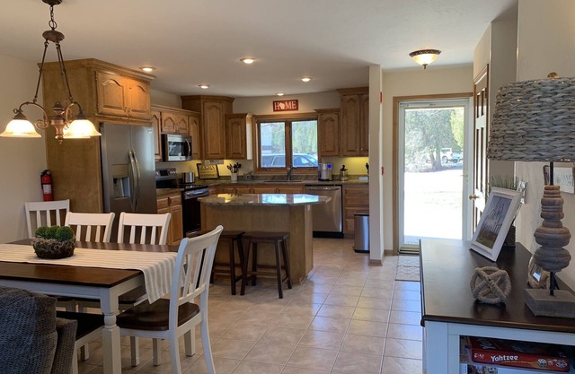 *SPACIOUS! 3BR, 3 bath, 2 balconies on Main St! Walk to everything!