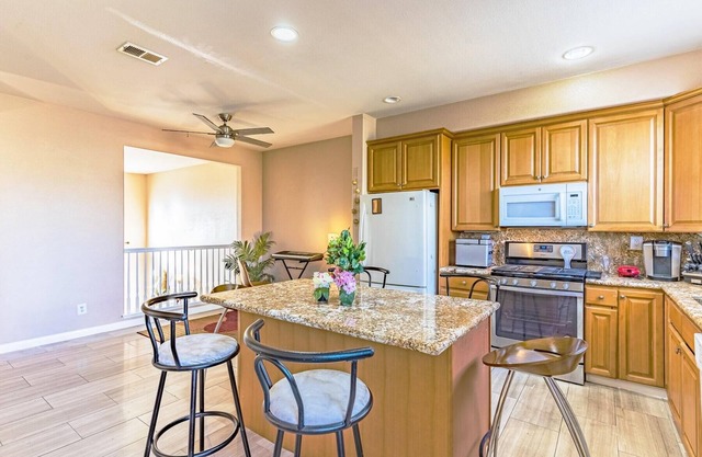 Spacious 3BR 3Bath Home: Free Garage Parking, WiFi & Laundry + Pets are welcome