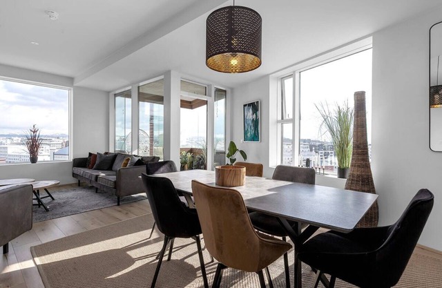 Spacious 3BR apartment with 2 bathrooms 1003