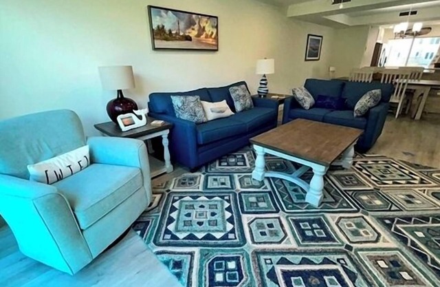Spacious 3BR + Den Sanibel Retreat | Walk to Beach & Lighthouse