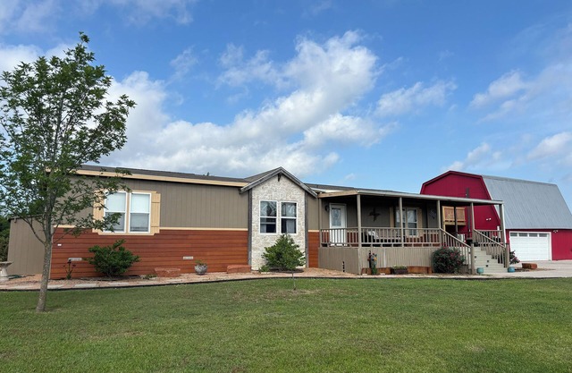 Spacious 3BR Home + Barn Theater in the Country Between Dallas & Houston