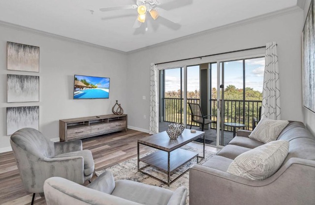 Spacious 3BR Near Disney - Pool and Hot Tub!