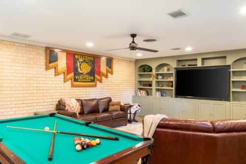 Spacious 3BR Retreat - Pool Table Gazebo Yard