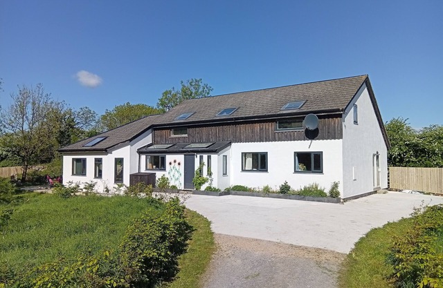 Spacious 4/5 bedroom retreat in peaceful location